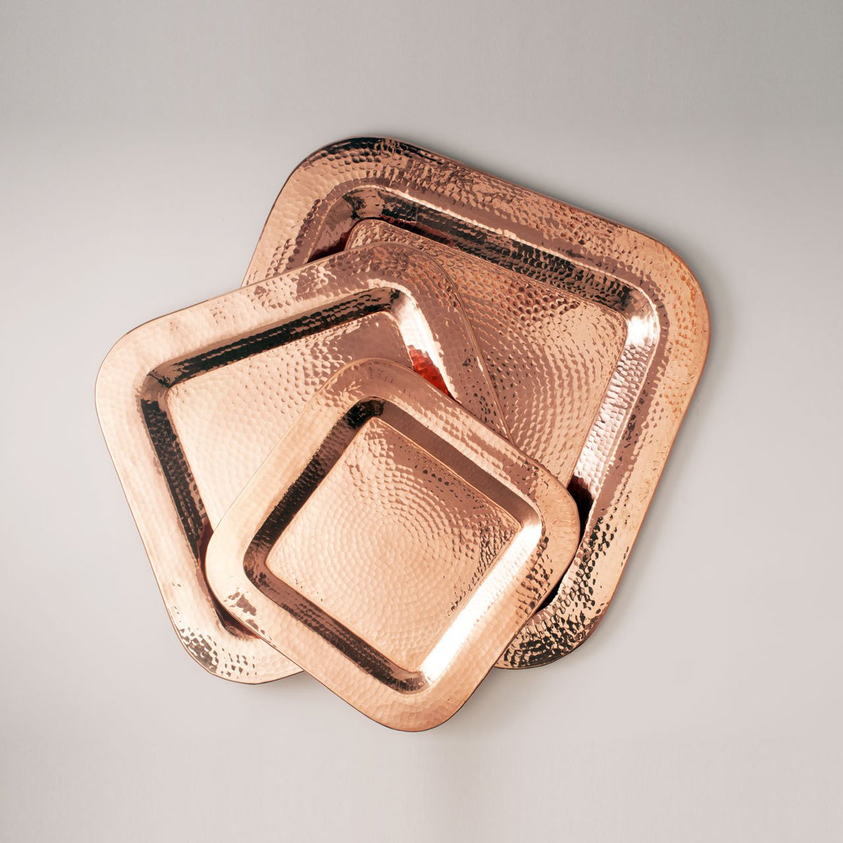 Set of two Sertodo Copper Thessaly Square Platters with hammered finish, ideal for serving appetizers or main dishes.
