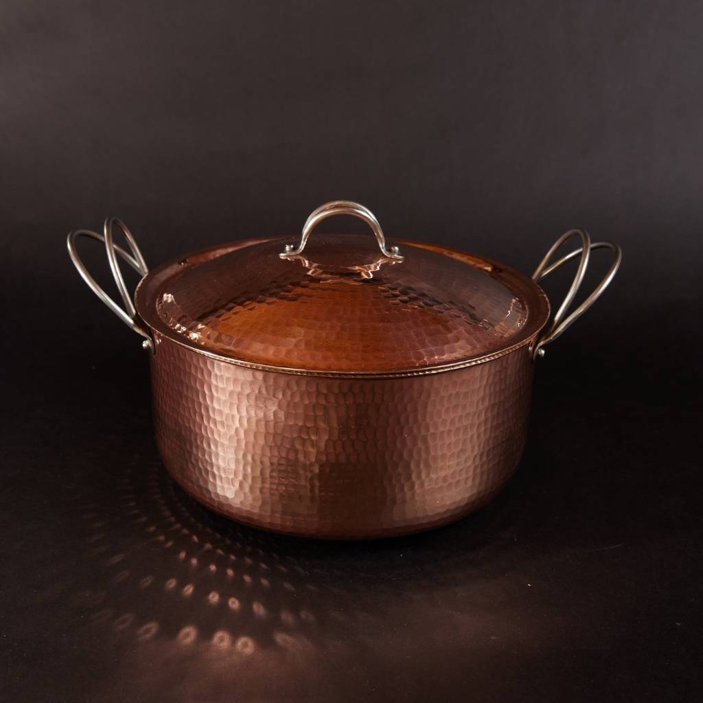 Large copper Dutch oven from Sertodo, showcasing its polished surface and sturdy handles, ideal for cooking and serving.