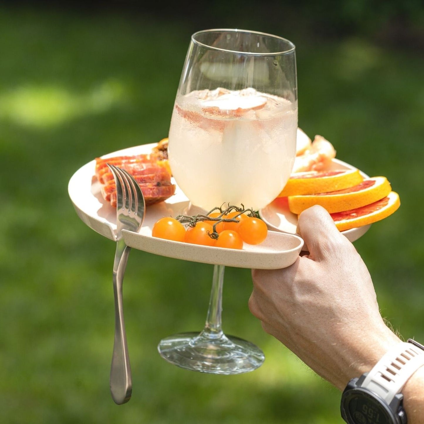 Two KNORK Eco Party Plates in a 2-pack, made from sustainable materials, featuring a round design and eco-friendly style.