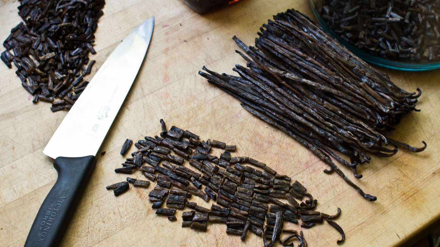 Homemade vanilla extract kit featuring organic Madagascar vanilla beans from Vanilla Bean Kings, displayed in a jar with vanilla beans.