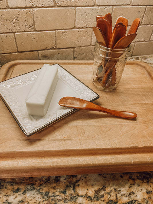 Onic Brands LLC wooden butter knife with smooth finish and ergonomic handle, ideal for spreading butter and soft spreads.