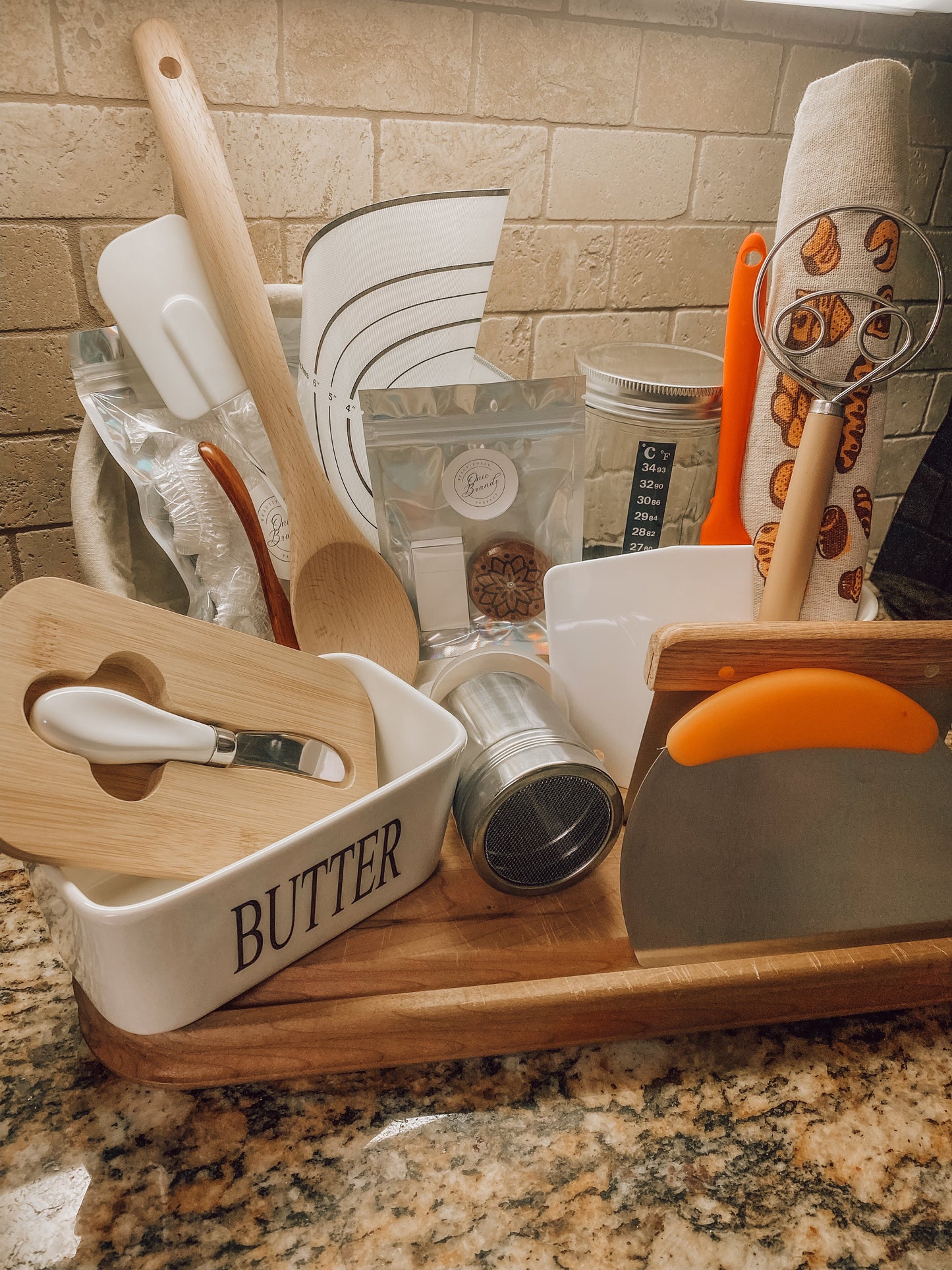Onic Brands kitchen spatula with a black handle and stainless steel head for flipping and serving food in the kitchen.