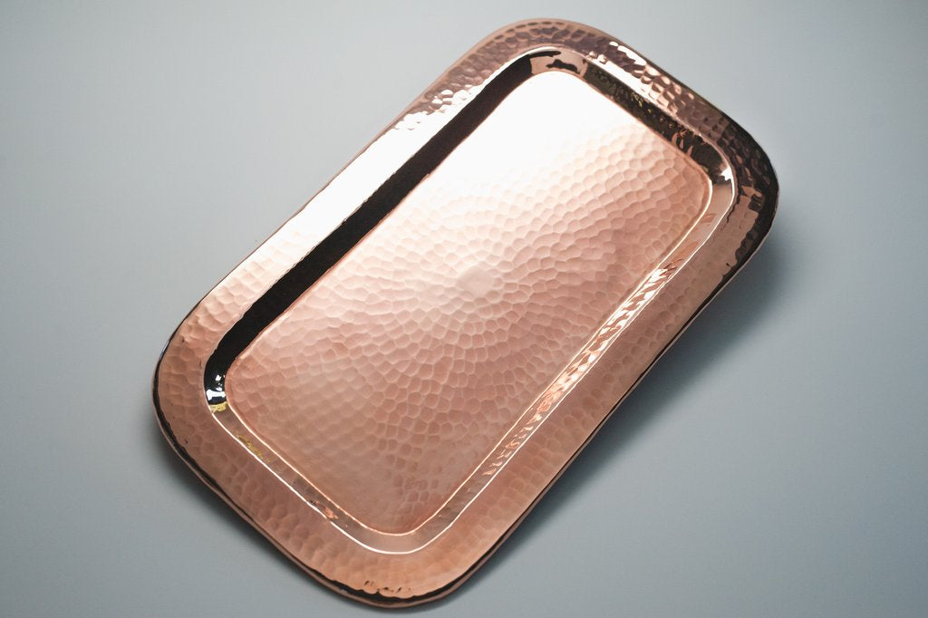 Copper Charolita tray by Sertodo, a decorative round plate with a shiny copper finish, perfect for serving or display.