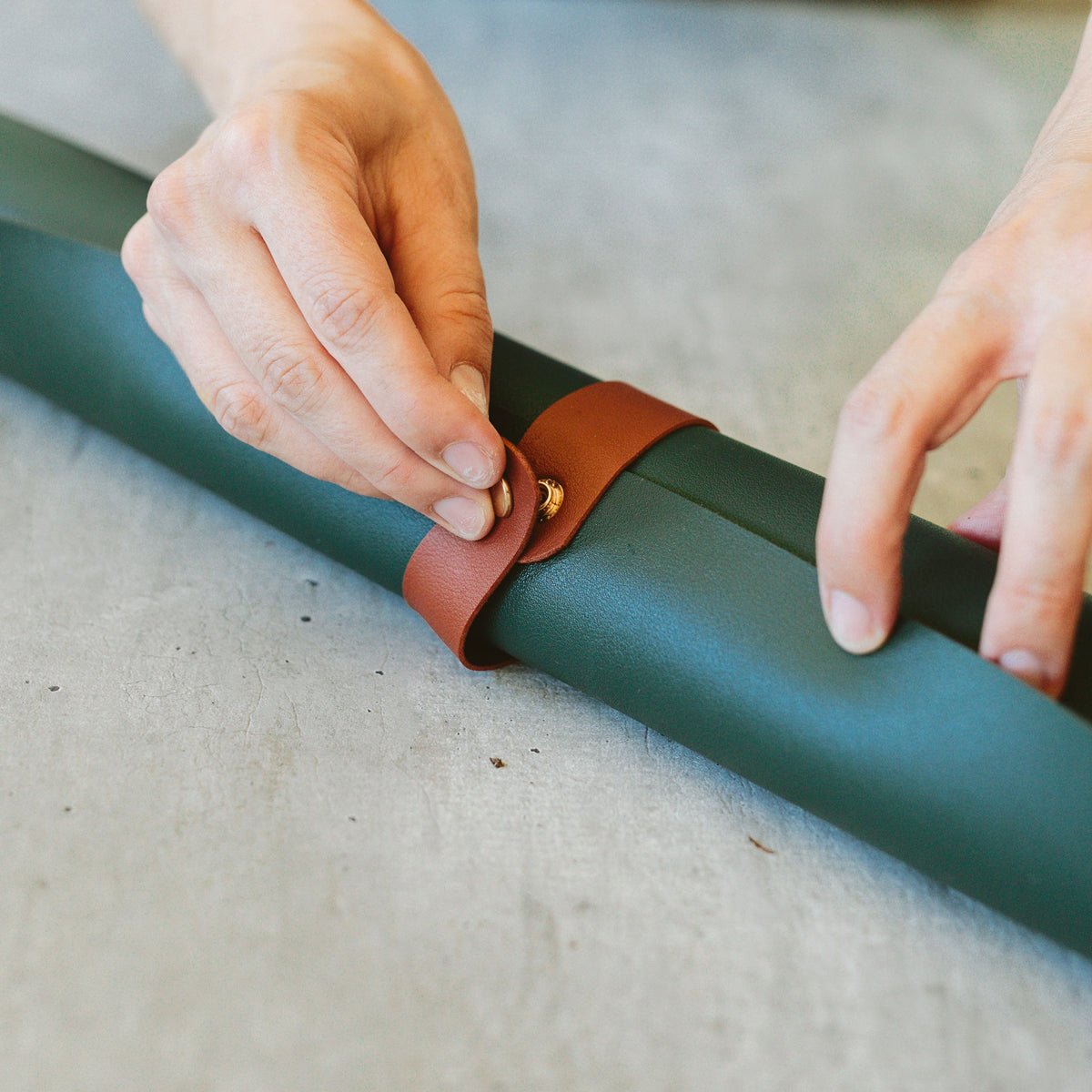 Arber repotting mat in gray fabric with raised edges, designed for indoor plant repotting and gardening tasks.