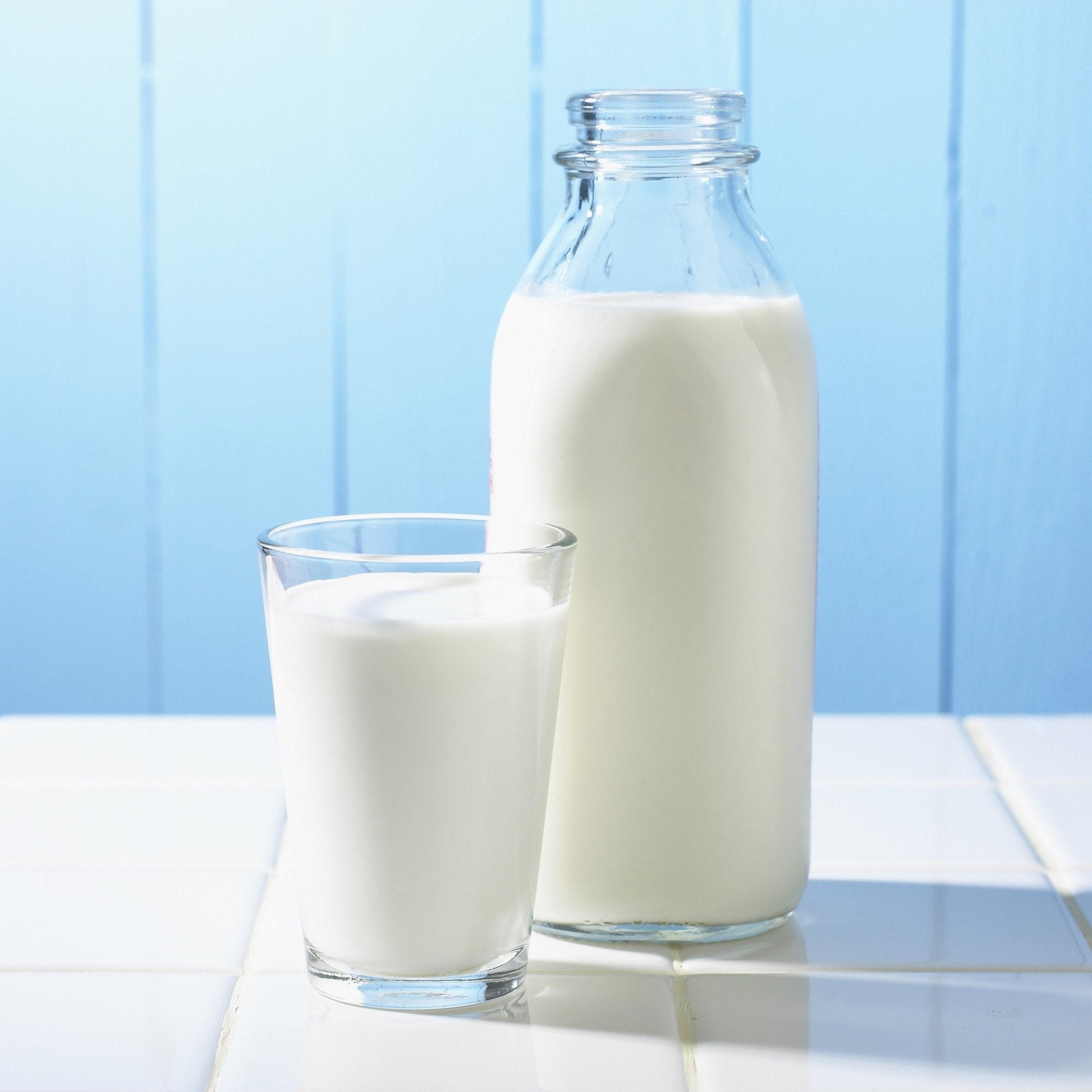 Country Fresh instant nonfat dry milk can by Augason Farms, showing a 39-serving dry milk powder container.