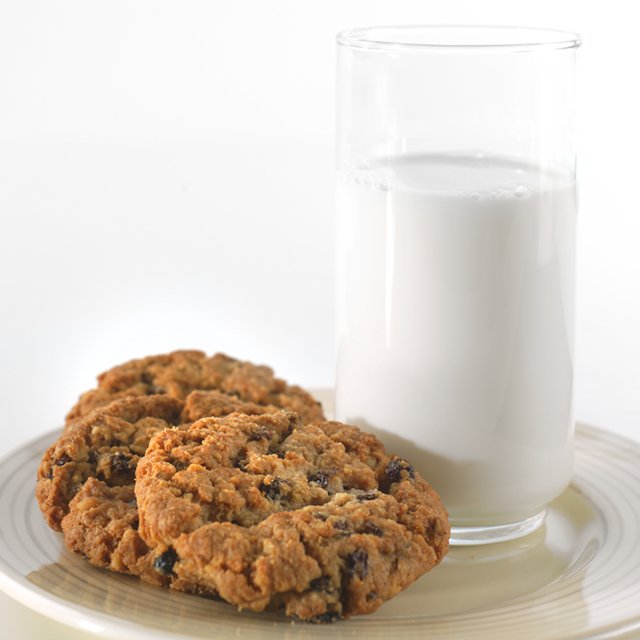 Augason Farms Morning Moo’s Milk Alternative pouch with 20 servings, dairy-free plant-based milk substitute in a convenient pouch.