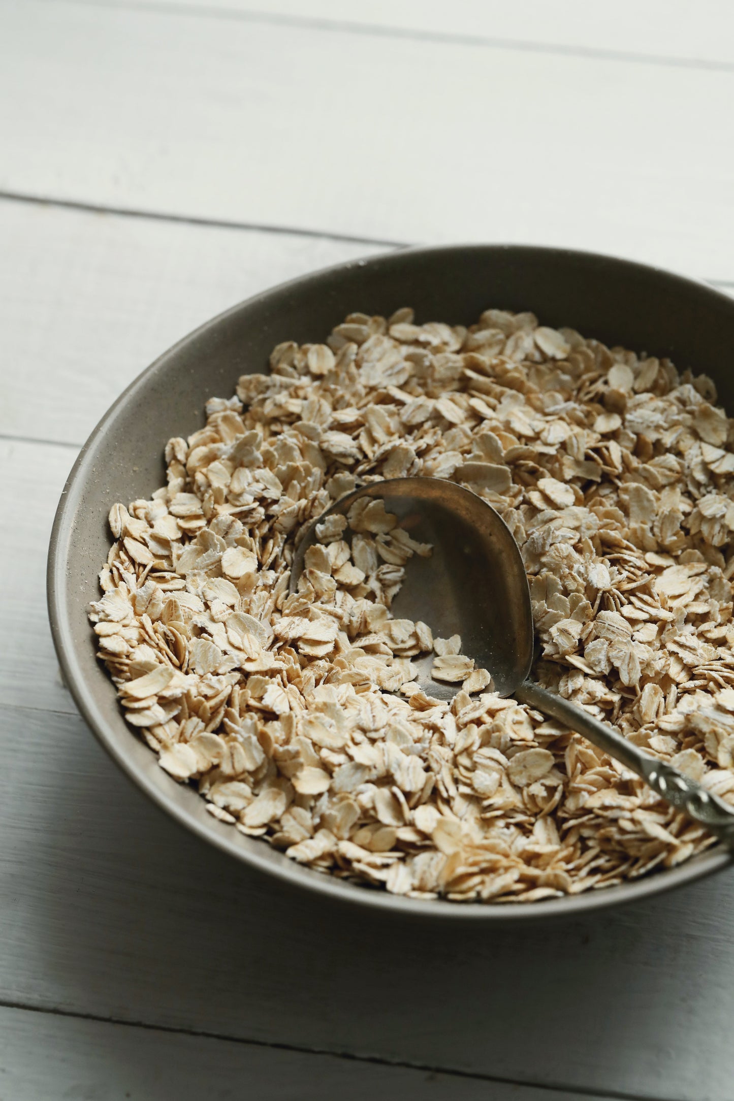 Heaven's Harvest organic meal bucket with healthy oatmeal breakfast, 12-pack emergency survival food kit, ready-to-eat nutritious meals.