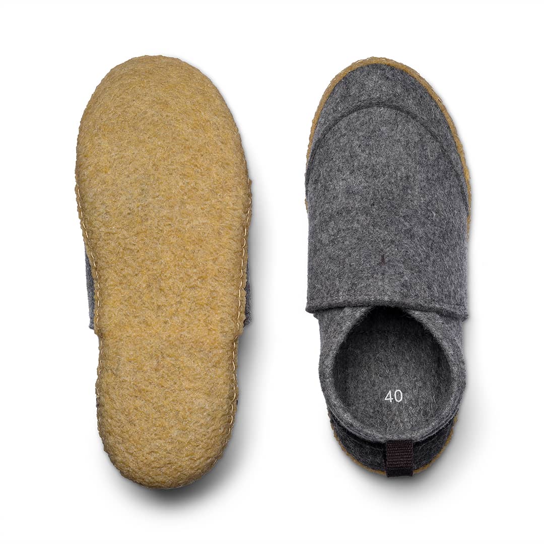Kyrgies Tengries Walkabouts in charcoal leather, Euro size 35, featuring a casual slip-on design with woven details.