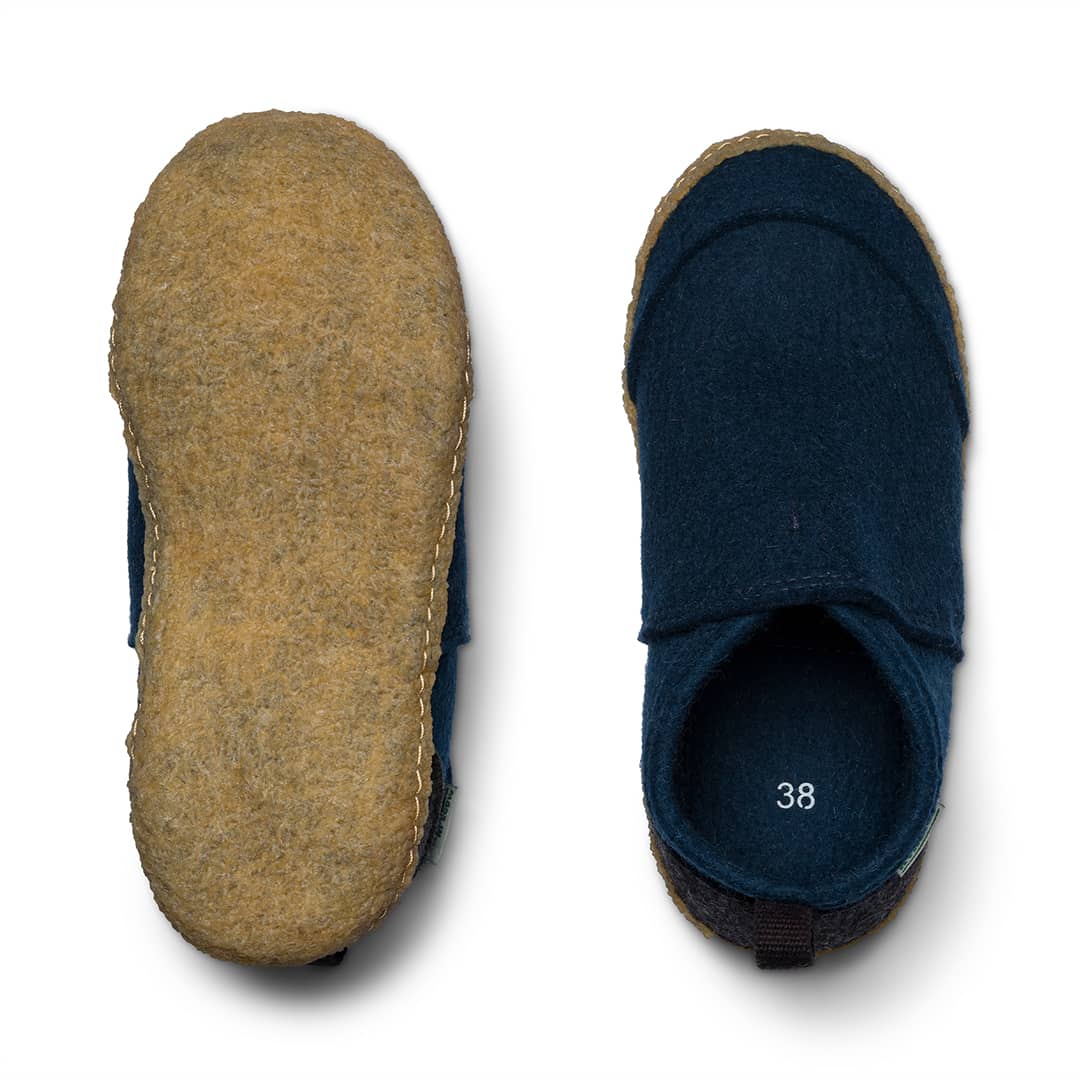 Kyrgies Tengries Walkabouts in charcoal leather with euro sole, size 35, showcasing casual slip-on design with stitching details.