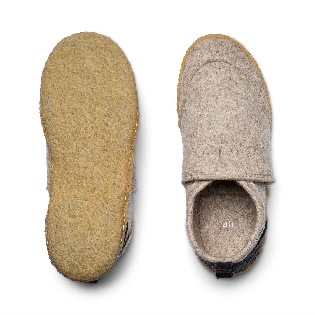 Kyrgies Tengries Walkabouts in charcoal leather for women, Euro size 35, showcasing casual slip-on style and textured leather finish.