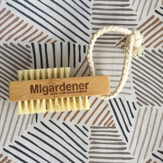 MIgardener nail brush with wooden handle and bristles, ideal for cleaning nails and maintaining hygiene.