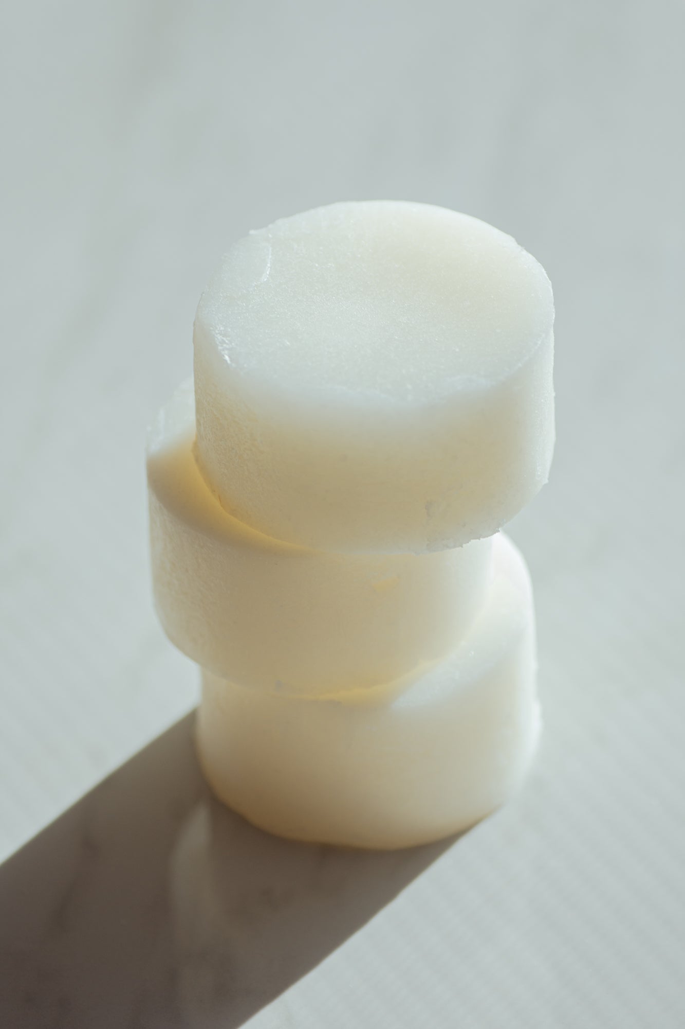 No Tox Life SOLIDSILK Delicate Volume Shampoo bar with sleek packaging, designed for gentle hair cleansing and volume.