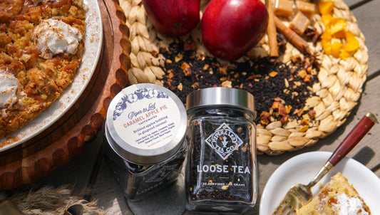 Glass jar of Piper and Leaf Caramel Apple Pie loose leaf tea with dried tea leaves inside, 30 servings.