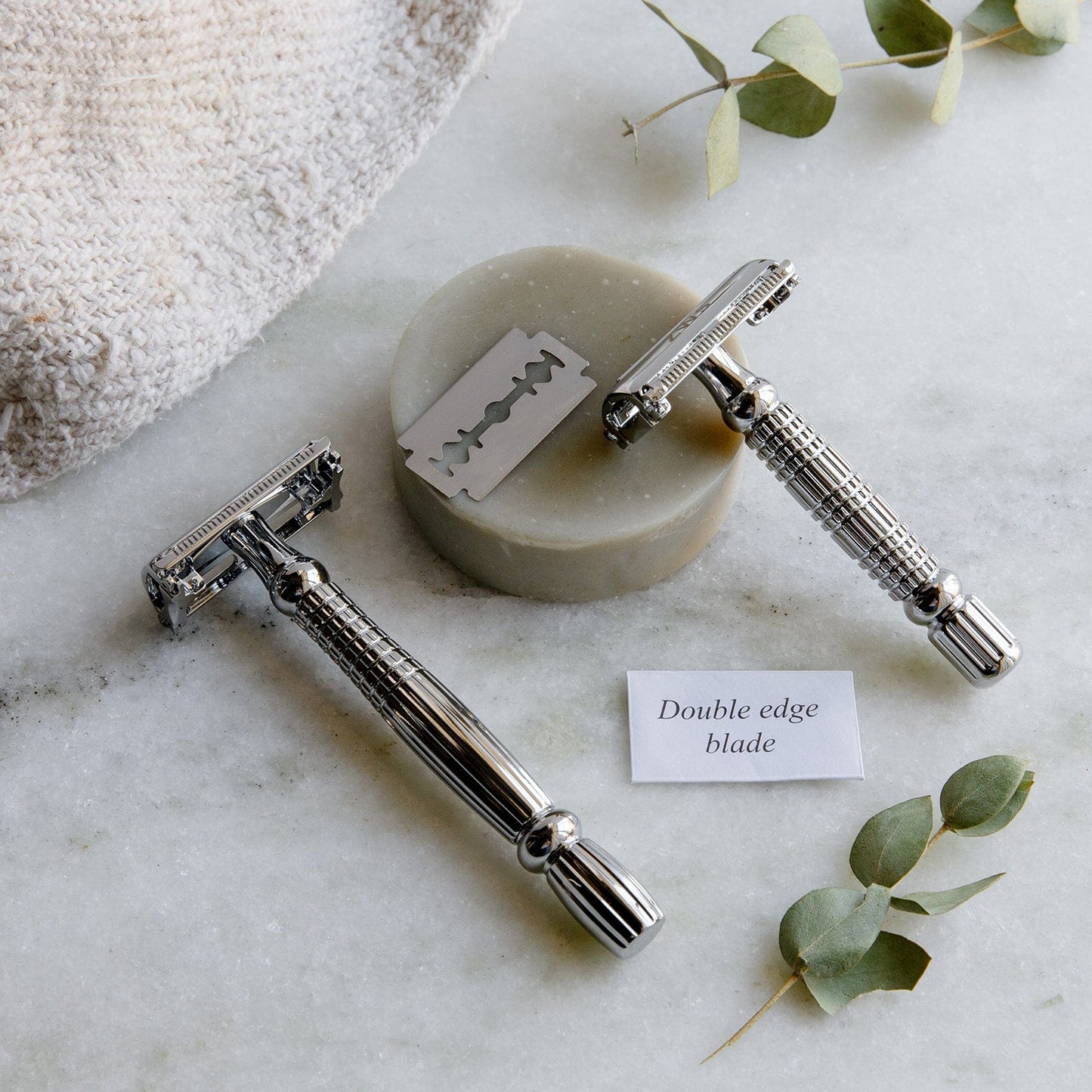 Zero Waste Safety Razor with short handle and ten free blades, sustainable single-blade razor for eco-friendly shaving.