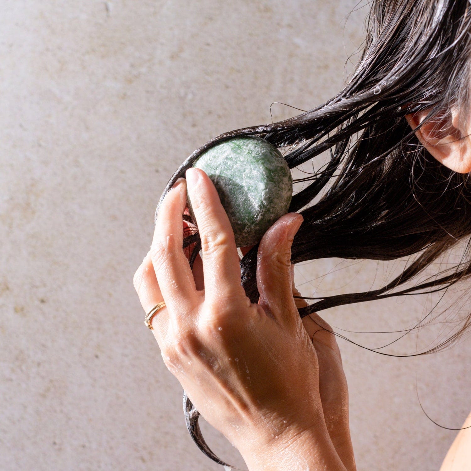 ZeroWasteStore.com shampoo bar with castor oil, natural shampoo in a solid, eco-friendly bar for healthy hair and scalp.